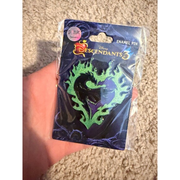 Disney Jewelry - Disney pin Disney channel descendants pin mal Maleficent dueling dragon palm